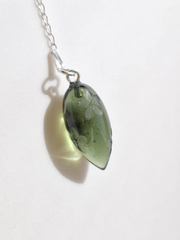 Beautiful Green Pendulum (1.7g) Forget-Me-Not Motif